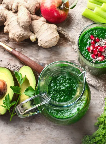 Taze harmanlanmış yeşil smoothie. Temiz ve detoks konsepti. Üst görünüm.