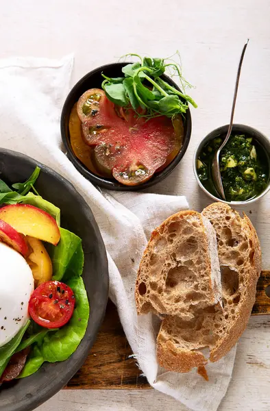 Burrata peynirli salata, marul ve domates. Lifli, vitaminli ve antioksidanlı sağlıklı beslenme