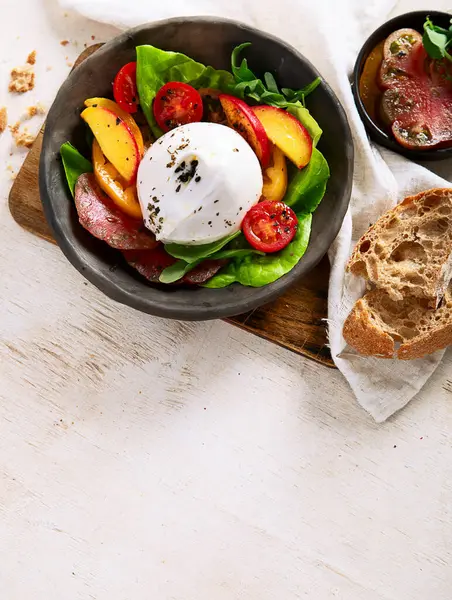 Burrata peynirli salata, marul ve domates. Lifli, vitaminli ve antioksidanlı sağlıklı beslenme