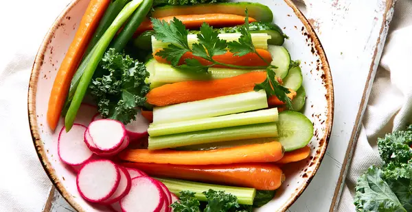 Sağlıklı atıştırmalıklar. Taze, organik sebzeler. Üst Manzara. Kopyalama alanı olan Panorama.