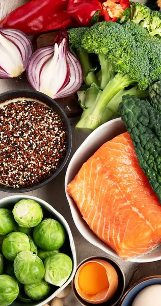 Çeşitli beyin ürünleri: balık, et, fındık, sebze ve sebze. Hafif bir arka planda sağlıklı yiyecekler. Üst görünüm.