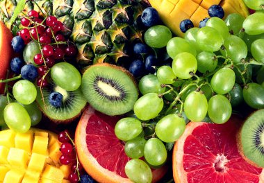 Taze meyve ve böğürtlen manzarası. Vejetaryen mutfağı