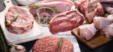 Farklı türde çiğ et. Sığır eti, domuz eti, kuzu eti, arka planda tavuk. Üst Manzara. Panorama.