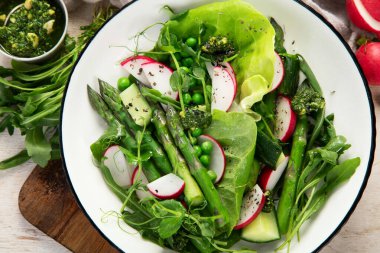 Bezelyeli taze kuşkonmaz salatası, turşu, salatalık ve salatalık. Üst görünüm.