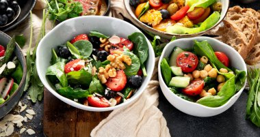 Sebzeli, meyveli ve fındıklı taze vejetaryen yaz salataları. Üst Manzara. Boşluğu kopyala.