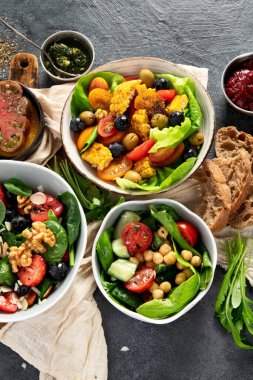Sebzeli, meyveli ve fındıklı taze vejetaryen yaz salataları. Üst görünüm.