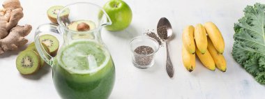 Detoks. Lahana, zencefil, elma ve chia tohumlu yeşil smoothie. Temiz ve sağlıklı yeme konsepti. Üst Manzara. Panorama.