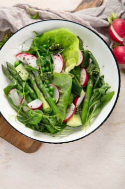 Bezelyeli taze kuşkonmaz salatası, turşu, salatalık ve salatalık. Üst Manzara. Boşluğu kopyala.