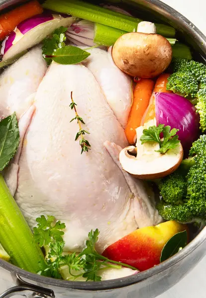 Tavuk çorbası. Yemek yapmaya hazırım. Sağlıklı beslenme konsepti