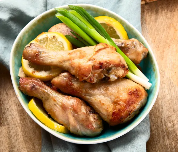 Kızarmış tavuk bacağı. Yaz, parıldayan yiyecekler. Üst görünüm