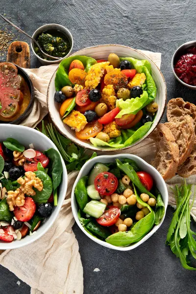 Sebzeli, meyveli ve fındıklı taze vejetaryen yaz salataları. Üst görünüm.