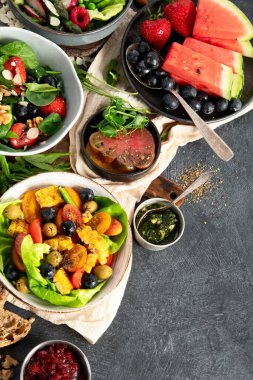 Sebzeli, meyveli ve fındıklı taze vejetaryen yaz salataları. Üst Manzara. Boşluğu kopyala.