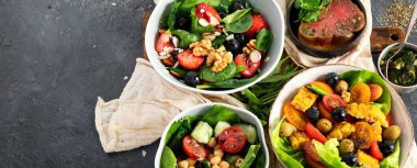 Sebzeli, meyveli ve fındıklı taze vejetaryen yaz salataları. Üst Manzara. Kopyalama alanı olan Panorama.