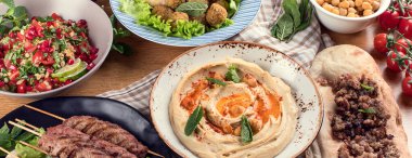 Lübnan yemeği. Ortadoğu geleneksel mutfağı ahşap bir arka planda. Üst Manzara. Panorama, bayrak.