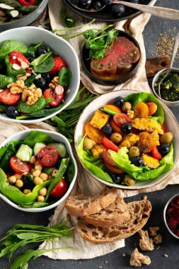 Sebzeli, meyveli ve fındıklı taze vejetaryen yaz salataları. Üst görünüm.