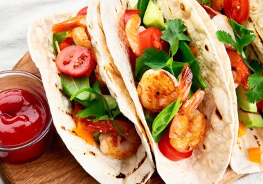 Karidesli taco. Meksika fast food 'u. Üst görünüm 