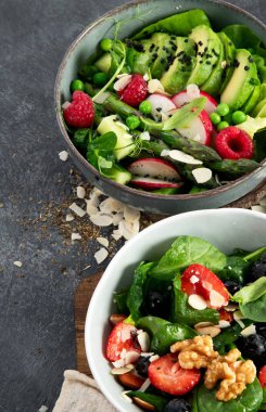 Sebzeli, meyveli ve fındıklı taze vejetaryen yaz salataları. Üst görünüm.