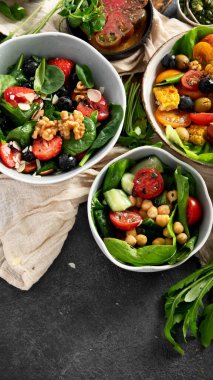 Sebzeli, meyveli ve fındıklı taze vejetaryen yaz salataları. Üst Manzara. Boşluğu kopyala.