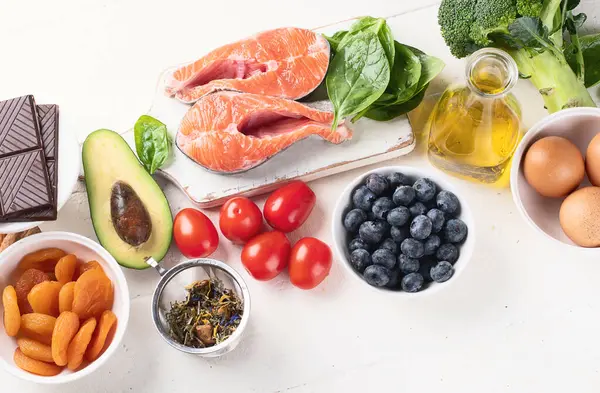 Beyin ve hafıza için sağlıklı yiyecekler. Sağlıklı beslenme kavramı. Üst manzara, düz uzanma