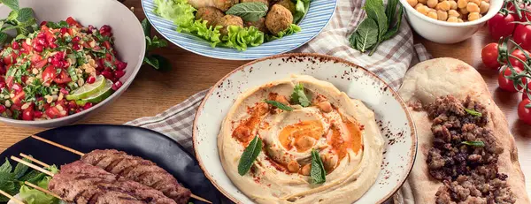 Lübnan yemeği. Ortadoğu geleneksel mutfağı ahşap bir arka planda. Üst Manzara. Panorama, bayrak.