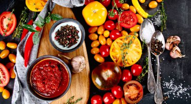 Domates sosu. Üst manzara, düz uzanma 