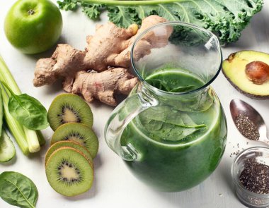 Lahana elmalı, limonlu, salatalıklı ve chia tohumlu detoks meyve suyu. Temiz ve sağlıklı yeme konsepti. Üst görünüm.