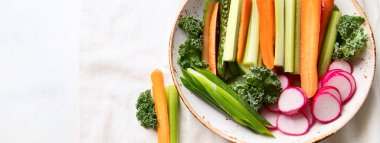 Sağlıklı atıştırmalıklar. Taze, organik sebzeler. Üst Manzara. Kopyalama alanı olan Panorama.