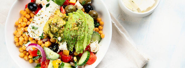 Салат с горохом, фета и авокадо. здоровую пищу. Вид сверху, панорама, баннер
