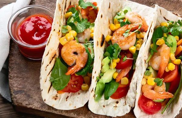 Karidesli taco. Meksika yemeği. Üst manzara, düz uzanma 