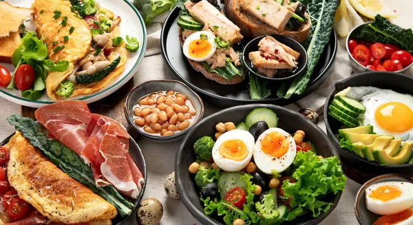 Kızarmış, kaynatılmış ve çırpılmış yumurtalarla birlikte beyaz arka planda. Üst görünüm. 