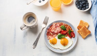 Yağda yumurta, pastırma, portakal suyu, yoğurt ve tost, panorama, panorama...