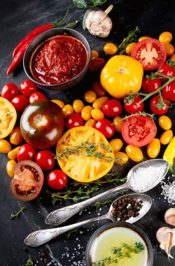 Sebzeli domates sosu. Üst manzara, düz uzanma 