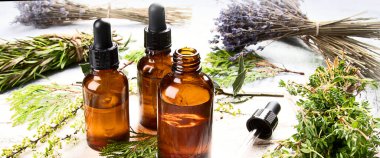 Aromaterapi için organik aroma yağı içeren şişeler. Panorama.