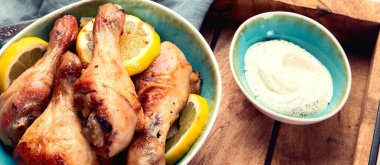 Kızarmış tavuk bacağı. Yaz, parıldayan yiyecekler. Pankart