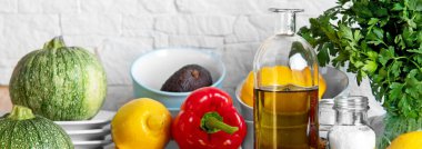 Tahta bir masada taze organik sebzeler.