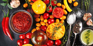 Malzemeli domates sosu. Üst manzara, düz yatak, panorama, banne