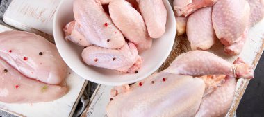 Siyah arka planda farklı türde tavuk eti. Sağlıklı beslenme, panorama, pankart