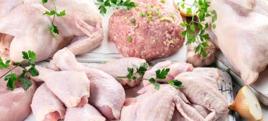 Farklı türde taze tavuk eti. Sağlıklı beslenme. Panorama, bayrak