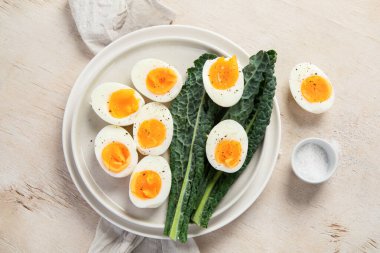 Beyaz arka planda sağlıklı pişmiş haşlanmış yumurta. Üst görünüm.