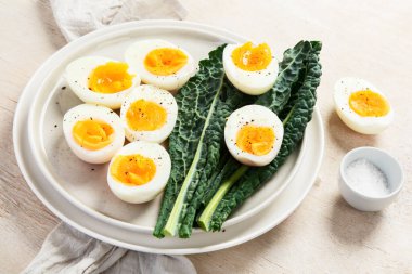 Beyaz arka planda sağlıklı pişmiş haşlanmış yumurta. Üst görünüm.