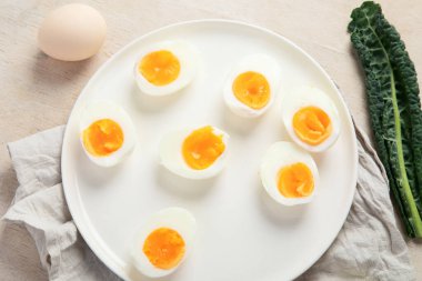 Beyaz arka planda sağlıklı pişmiş haşlanmış yumurta. Üst görünüm.