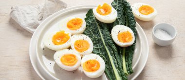 Beyaz arka planda sağlıklı pişmiş haşlanmış yumurta. Üst Manzara. Panorama.