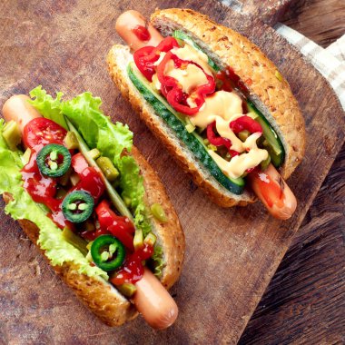 Sosisli ev yapımı nefis sosisliler. 