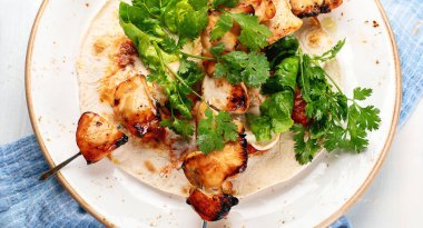 Tabakta tavuk şişi. Üst Manzara. Panorama, bayrak