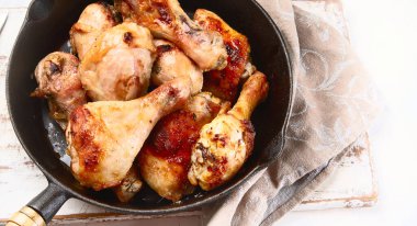 Kızarmış tavuk budu ve demir tava. Üst Manzara. Panorama, bayrak