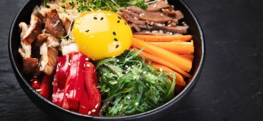 Bibimbap - geleneksel Kore yemeği pirinç, sebze, sığır eti, panorama, pankart 