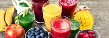 Ahşap arka planda farklı türde meyve püresi. Sağlıklı temizlik ve detoks diyet yeme konsepti, panorama, afiş 