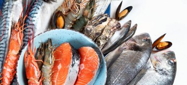 Taze balık ve deniz ürünleri. Sağlıklı beslenme konsepti. Üst Manzara. Panorama, bayrak