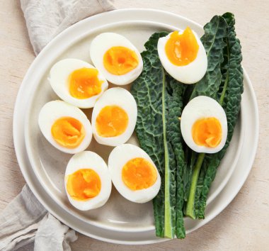 Beyaz arka planda sağlıklı pişmiş haşlanmış yumurta. Üst görünüm.