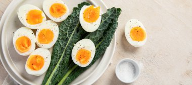 Beyaz arka planda sağlıklı pişmiş haşlanmış yumurta. Üst Manzara. Kopyalama alanı olan Panorama.
